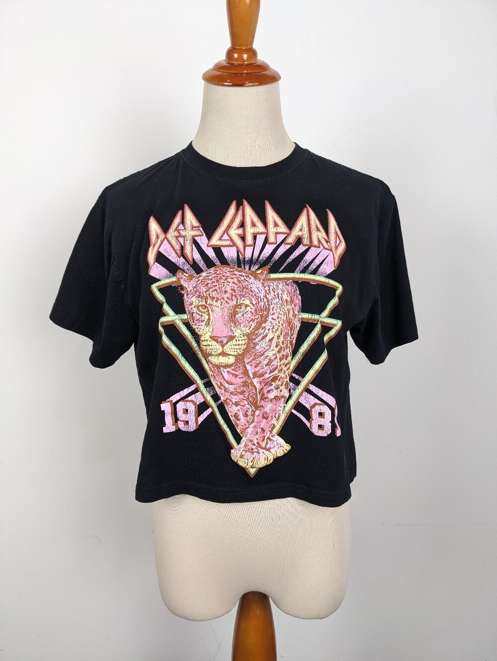 Def Leppard Women's Cropped T-Shirt Size Large Band tee Concert